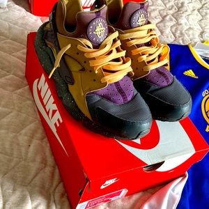 Nike huarache’s, had them for a couple years. Only worn 3x.